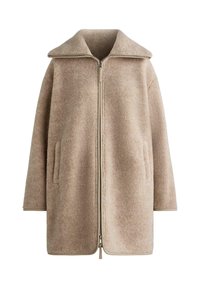 Bež flis plašč z širokim ovratnikom, sprednjo zadrgo in stranskimi žepi. Ima teksturirano površino in raven, prevelik kroj.