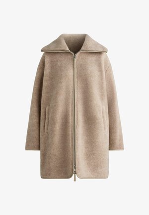 Béžový fleecový kabát so širokým golierom, predným zipsom a bočnými vreckami. Má štruktúrovaný povrch a rovný, nadrozmerný strih.