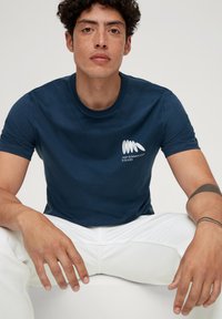 s.Oliver MIT FRONTPRINT - T-shirt z nadrukiem