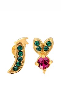 Boucles d'oreilles dorées présentant un design en forme de feuille avec des cristaux verts et un autre ressemblant à une fleur avec une pierre centrale rose.