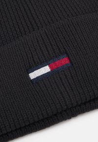 Tommy Jeans ELONGATED FLAG BEANIE - Gorro - black