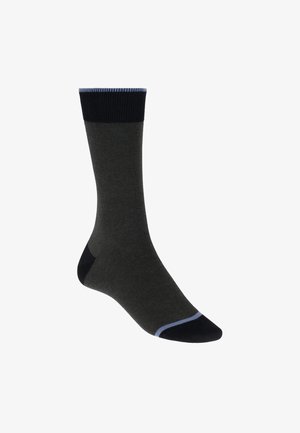 Ein einzelner dunkelgrauer Knöchelsocken mit dünnen Streifen, schwarzer Ferse und Spitze, schwarzem Bündchen sowie einem dünnen hellblauen Streifen nahe dem Bündchen und der Spitze.