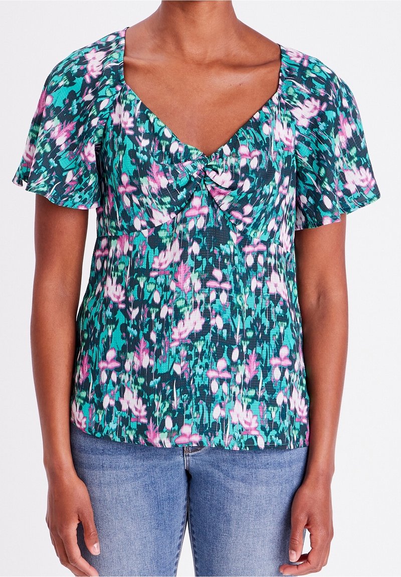 Květinová blůza s krátkými rozšířenými rukávy, s výstřihem do V, nařaseným předním detailem a barevným vzorem v tyrkysové, růžové a zelené barvě na texturované látce.