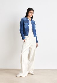 Tommy Jeans VIVIANNE SLIM TRUCKER - Traper jakna - blue denim