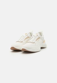 Witte sneakers met een glad leren bovenwerk, beige accenten, geperforeerde neus en een gevoerde zool. Bevat een gouden logo aan de zijkant.