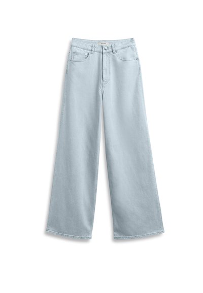 Jeans a gamba larga di colore azzurro chiaro realizzati in denim, con un classico design a cinque tasche e chiusura con bottone in vita.