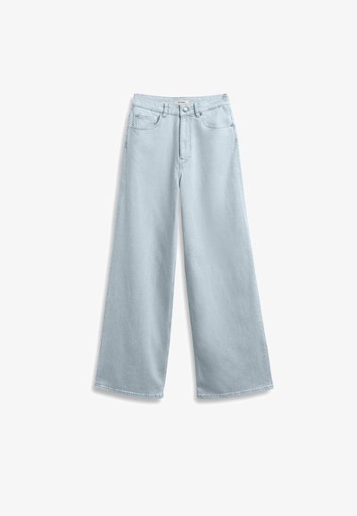 Jasnoniebieskie spodnie z szerokimi nogawkami wykonane z denimu, z klasycznym pięciopocketowym wzorem i zapięciem na guzik w pasie.