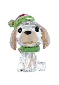 Kristallhundfigur med en transparent kropp, ljusbruna detaljer, grön halsband och en festlig grön och röd hatt.