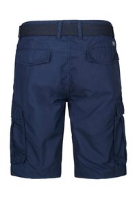 Marineblauwe cargoshorts van een gestructureerde stof, met een brede tailleband, meerdere zijzakken en zichtbare stikseldetails.