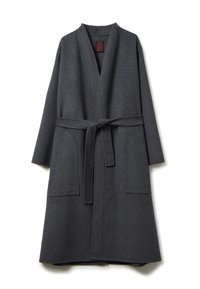 Robe grigio carbone realizzato in morbido misto lana, con un design avvolgente, maniche lunghe, due tasche frontali e una cintura coordinata.