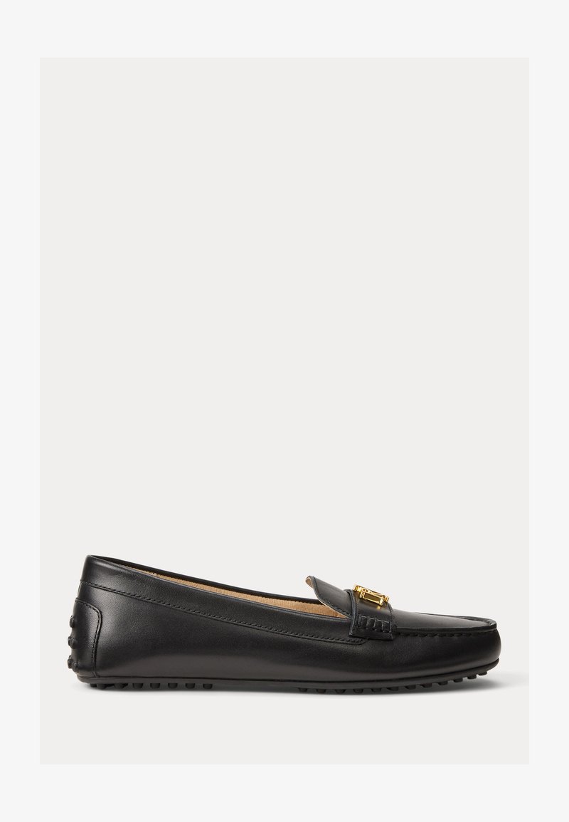Zwarte leren platte loafer met gouden gespdetail en rubberen noppenzool, zijaanzicht.