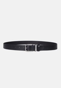 Cinturón de cuero negro con una hebilla de metal plateado, textura suave y múltiples agujeros para ajuste. Diseño simple y discreto.