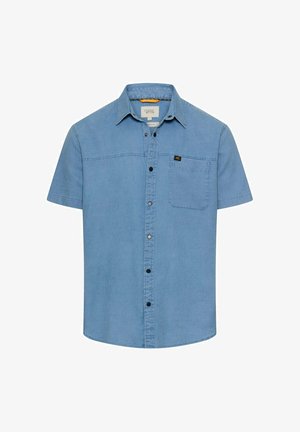 Lyseblå kortærmet skjorte med knapper og brystlomme foran samt et lille sort og gult logomærke på lommen.