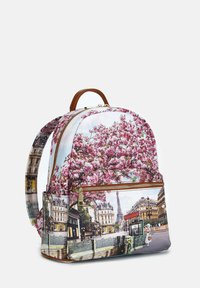 Zaino con design floreale che presenta fiori di ciliegio rosa e architettura parigina, dotato di un manico in pelle marrone e scomparti con zip.