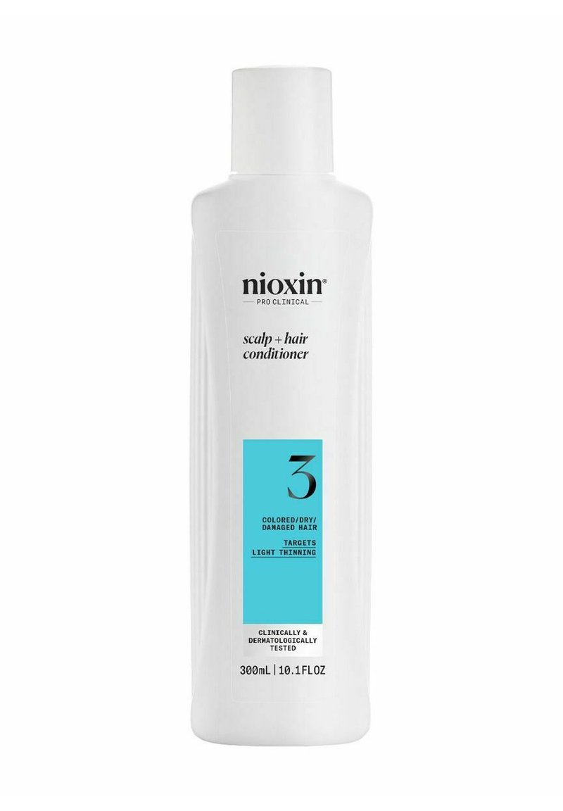 Witte plastic fles van Nioxin Scalp + Hair Conditioner. Heeft een blauwe label met vetgedrukte tekst "3" en gebruiksaanwijzing. 300 mL formaat.