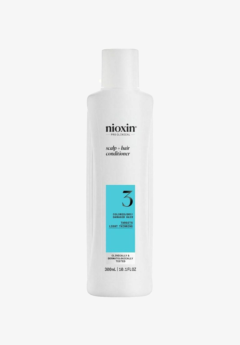 Witte plastic fles van Nioxin Scalp + Hair Conditioner. Heeft een blauwe label met vetgedrukte tekst "3" en gebruiksaanwijzing. 300 mL formaat.