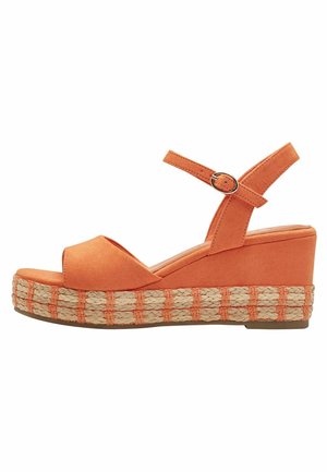 Sandale compensée en daim orange avec un bout ouvert, une sangle à la cheville et une plateforme en jute tressé présentant des détails tressés dans des couleurs contrastantes.