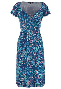 Kwiatowa sukienka w granatowym kolorze, z krótkimi rękawami, dekoltem w kształcie litery V i dopasowaną talią. Materiał ma gładką strukturę i żywy wzór kwiatów oraz liści.