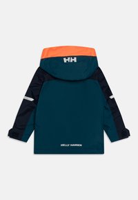 Voděodolná bunda ve tmavě modré barvě s oranžovou kapucí. Obsahuje logo Helly Hansen, reflexní detaily a suché zipy na manžetách.