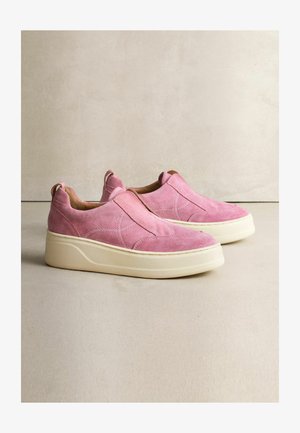 Rosa Wildleder Slippers mit einer cremefarbenen Gummisohle und minimalistischem Design. Verfügt über Nähte und Ziehschlaufen an der Ferse.