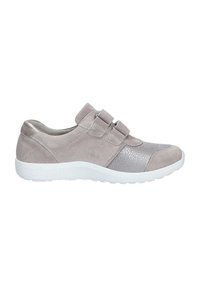 Chaussure de sport grise en suède avec un panneau métallique texturé gris. Équipée de deux bandes Velcro et d'une semelle en caoutchouc blanche avec un motif texturé.