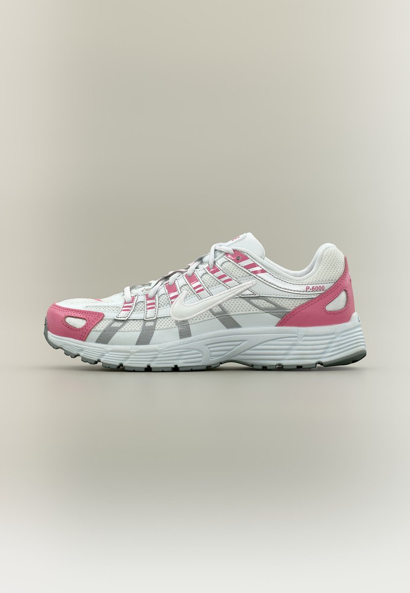 Baskets de sport blanches et grises avec accents roses, empeigne en mesh, semelle rembourrée et lacets, vues de profil sur un fond neutre.