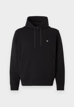 Černá mikina s kapucí z měkké látky, s kapucí na šňůrku, klokáním kapsou a malým zlatým logem na hrudi.