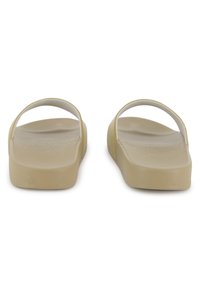 Ταμπά σανδάλια με υφή στο πέλμα και μίνιμαλ λευκές λουρίδες. Σχεδιασμός με επίπεδη σόλα και στρογγυλεμένες άκρε ς για άνεση και ευκολία στη χρήση.