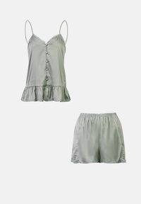 Ensemble de nuit en satin vert clair composé de deux pièces. Le haut à bretelles présente des finitions en dentelle et des détails de boutons. Le short dispose d'une taille élastique et d'accents en dentelle.