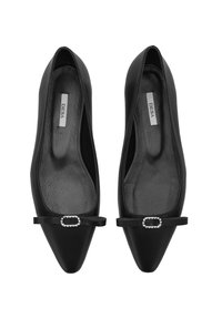 Schwarze Ballettschuhe mit spitzem Zeh, glattem Synthetikmaterial, flacher Sohle, satiniertem Schleifendetail und einem dekorativen Strassteinakzent.