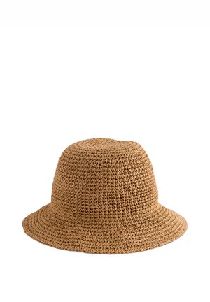 Chapeau bob en paille tressée de couleur brun clair avec une calotte arrondie et un large bord doucement incliné.