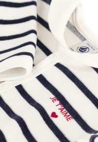 Body a righe con linee bianche e blu navy. Presenta una ricamo "JE T'AIME" e un cuore rosso. Tessuto morbido con chiusure a scatto.