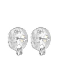 Sudraba auskaru studs ar teksturētu virsmu, apaļas formas, ar aizmugurējo aizdari un ar zīmogu "925", kas apstiprina sudraba kvalitāti.