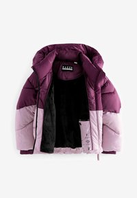 Padded bunda s fialovo-svetlorůžovou farebnou kombináciou, s plyšovým čiernym interiérom, kapucňou a zipsom vpredu.