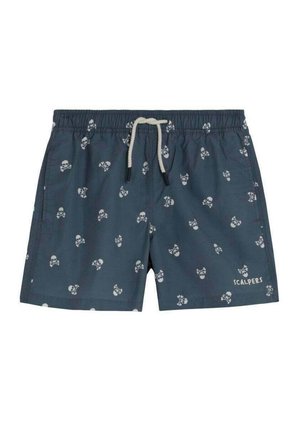 Bañador corto azul marino con estampado de calaveras y huesos cruzados blancos, cintura elástica, cordón blanco y logo "Scalpers" en el bajo delantero.