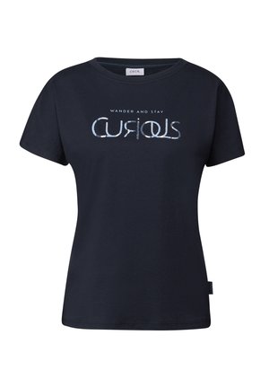 T-shirt blu navy con la scritta "WANDER AND STAY CURIOUS" in un font elegante, maniche corte e scollatura rotonda.