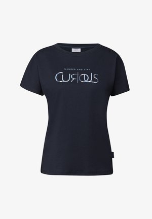 Laivansinis t-paita, jossa on raikas teksti "KULJE JA PYSY UTELIAANA" tyylikkäällä fontilla, lyhyet hihat ja pyöreä pääntie.