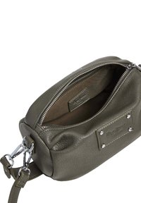 Borsa verde in pelle con finitura testurizzata, chiusura a zip e hardware in argento. L'interno è foderato in tessuto con un'etichetta e un compartimento spazioso.