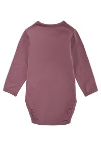 Długo rękawowy bodysuit w mauve'owym materiale, z okrągłym dekoltem i ściągniętymi bokami dla łatwiejszego zakupu. Gładka, miękka tekstura bez wzorów.