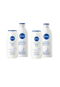 Vier Nivea Hautpflegeflaschen, zwei Creme Soft und zwei Express Body Lotion, alle weiß mit blauen Deckeln und klaren Produktetiketten.