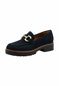 Tengerészkék suede loaferek arany színű díszítéssel, varrott részletekkel és masszív fekete talppal. Kontúros forma és texturált felület jellemzi.