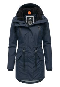 Granatowa parka z zamkiem z przodu, ściągaczem w talii oraz dużymi kieszeniami; kaptur podbity miękkim czarnym futerkiem.
