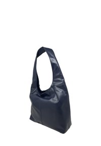 Granatowa skórzana torba na ramię o zaokrąglonym kształcie, z jednym szerokim paskiem i gładką fakturą. Szczegóły szwów podkreślają jej ogólny design.