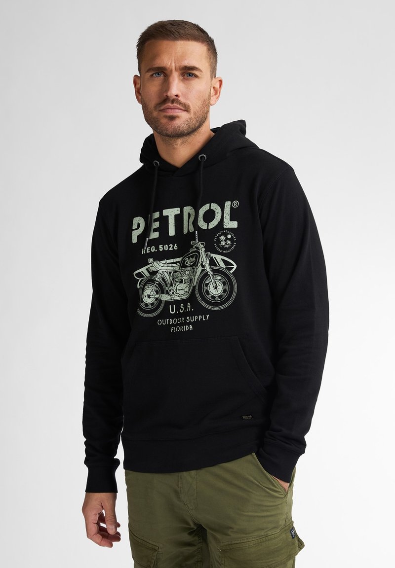 Felpa nera con grafica frontale di una motocicletta verde. Presenta un cappuccio con cordino e una tasca a marsupio. Il materiale sembra morbido e ha una vestibilità casual.