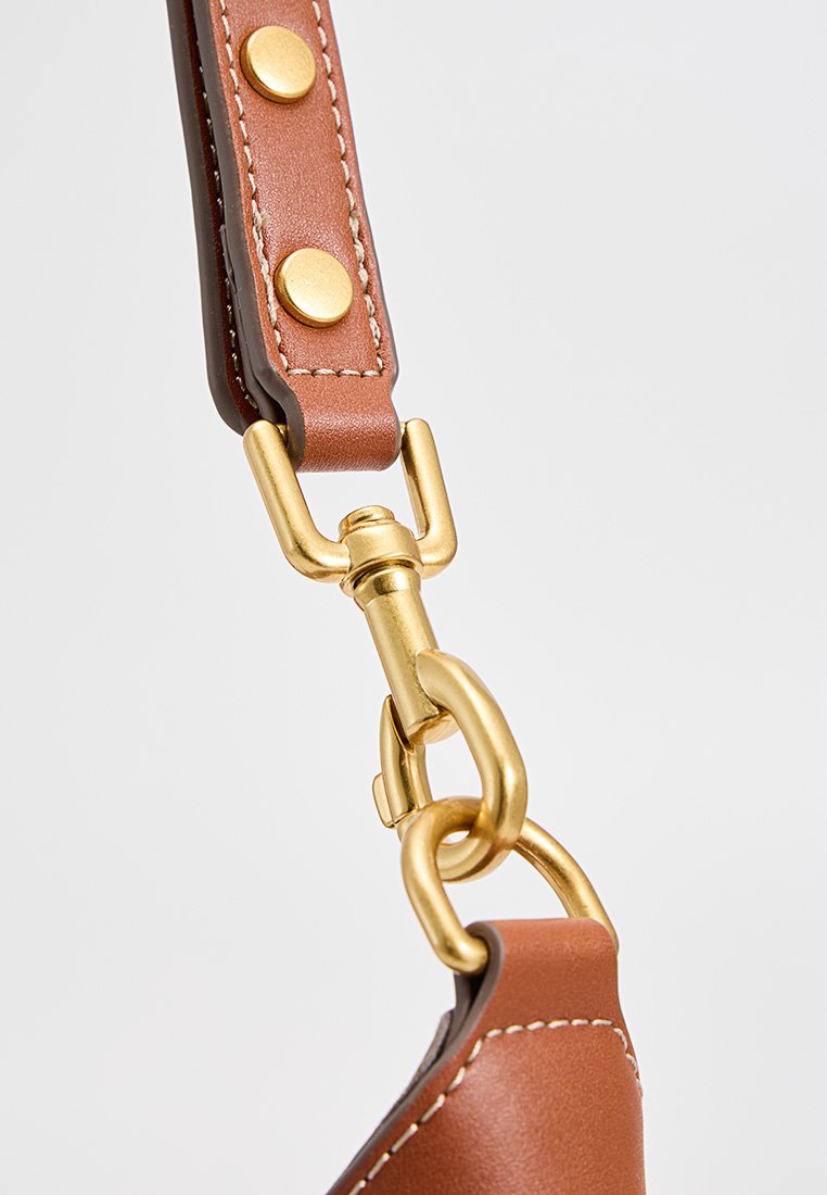 Brauner Lederarmband mit goldenen Beschlägen und Druckknöpfen, ausgestattet mit kontrastierenden Nähten und einer glatten Oberfläche.