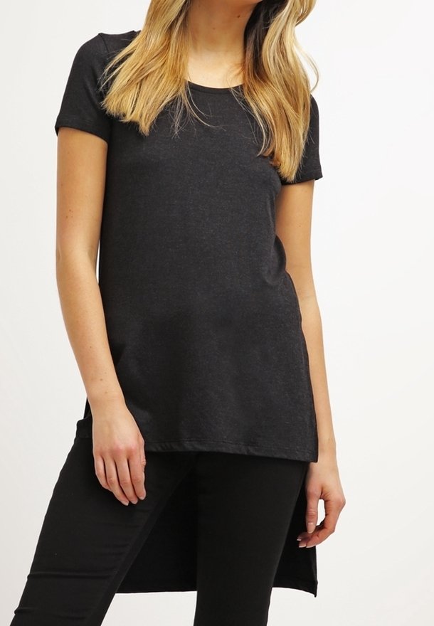 T-shirt noir à manches courtes avec un col rond et un ourlet arrière plus long, fabriqué en tissu doux, présentant une texture lisse et un design minimaliste.