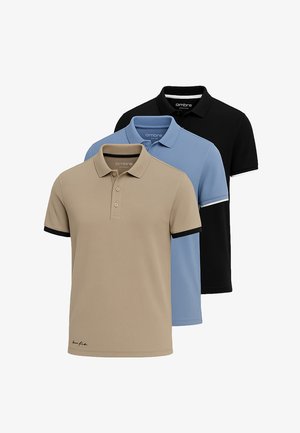 Trois polos empilés : beige, bleu clair et noir. Chacun a un col classique, des manches courtes et des détails en contraste sur les poignets.