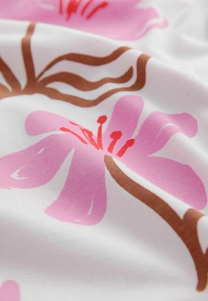 Baumwollstoff mit rosa Blumen und roten Akzenten auf weißem Hintergrund. Braune Zweige durchziehen das Blumendesign. Glatte Textur.