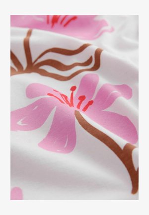 Medvilninis audinys su rausvomis gėlėmis, raudonais akcentais ant balto fono. Rudos šakos pintos per gėlių raštą. Lygus tekstūra.