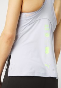 Hellgraues Tanktop mit rundem Rückenausschnitt, ausgestattet mit neongrünen Grafiken und Akzenten. Hergestellt aus glattem Stoff mit einer lockeren Passform.